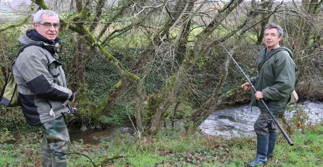 photo deux amis pêcheurs mamertins, connaisseurs du petit cours d’eau la bienne. &copy; le maine libre