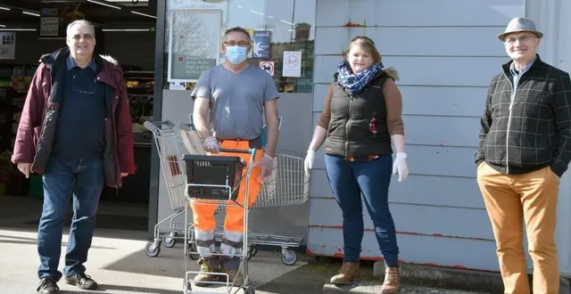 photo xavier jamois, tête de liste élue aux municipales, et l’ancien maire. &copy; le maine libre