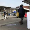 photo « veuillez respecter un mètre entre chaque client » indique un panonceau sur le marché de vendredi à argentan.