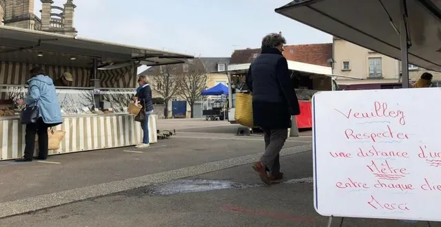 photo « veuillez respecter un mètre entre chaque client » indique un panonceau sur le marché de vendredi à argentan. &copy; ouest-france