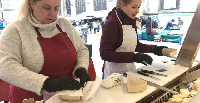 photo tous les commerçants présents sur le marché ce samedi 21 mars ont respecté l’obligation de porter des gants pour servir les clients. &copy; ouest-france