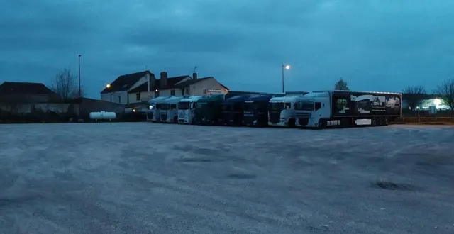 photo le parking du restaurant du cheval blanc jeudi soir. &copy; patrice delannes