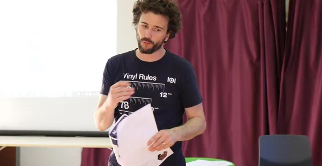 photo yohann lebreton, directeur du centre social la ruche, et toute son équipe, tiennent à maintenir des activités à distance pendant le confinement. dès aujourd’hui, chacun peut enregistrer un clip musical qui sera diffusé mercredi prochain. &copy; le maine libre