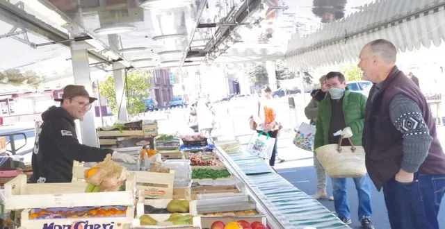 photo alain blanvillain adapte le fonctionnement de son commerce non sédentaire en continuant d’être présent sur les marchés mais sans l’étal : il distribuera les paniers correspondant aux commandes opérées préalablement par ses clients. &copy; ouest-france