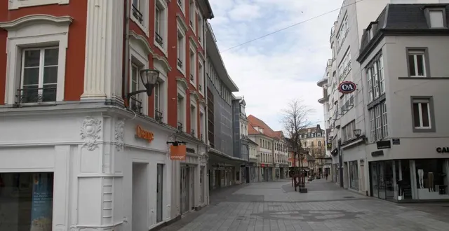 photo la rue du sauvage, principale artère commerçante, vide après l’instauration du confinement généralisé. &copy; sebastien bozon, afp