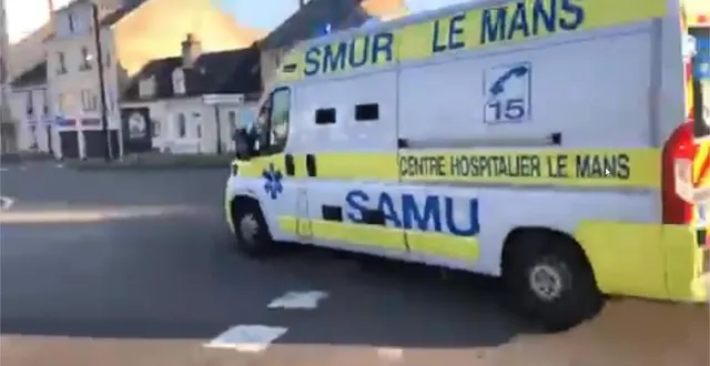 photo le convoi de quatre ambulances est arrivé à 17h50 au centre hospitalier du mans. &copy; photo le maine libre
