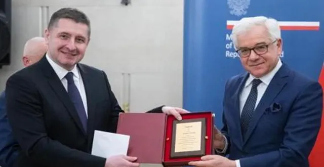 photo l’auteur jacques wiacek (à gauche) a reçu le prix de la meilleure publication en langue étrangère sur l’histoire de la pologne des mains du ministre polonais des affaires étrangères, jacek czaputowicz (photo prise en pologne, début mars, avant les restrictions liées à la pandémie de coronavirus). &copy; ministère des affaires étrangères polonais