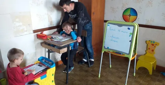 photo courdemanche, le 16 mars 2020. depuis l’annonce des mesures de confinement, didier s’est mis en arrêt pour s’occuper de ses enfants. &copy; photo le maine libre