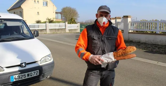 photo thibault fosse, agent technique communal de saint-aubin-de-locquenay livre le pain aux personnes âgées ou vulnérables durant la période de confinement. &copy; le maine libre