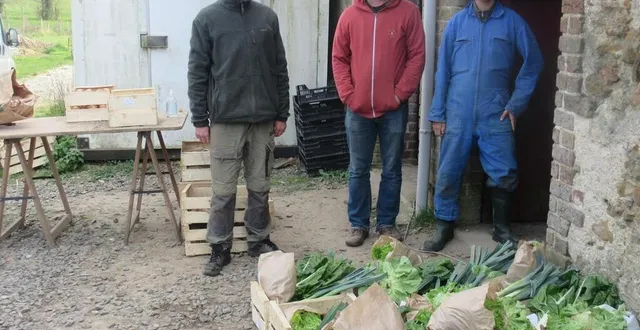 photo thomas levillain (au centre) avec ses deux salariés et des paniers de légumes à emporter. &copy; le maine libre