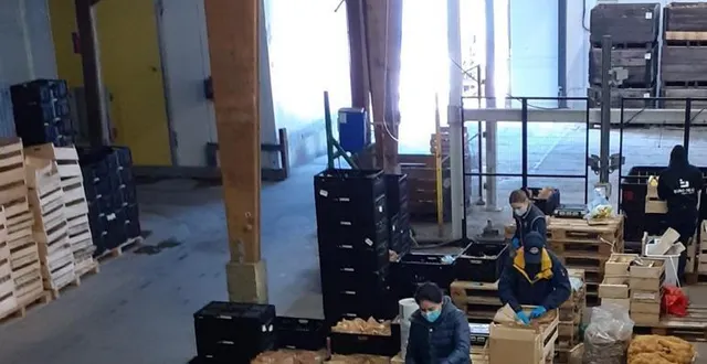 photo des employés de la station de fruits et légumes préparent les commandes en respectant les mesures barrières du virus obligeant une réorganisation. &copy; le maine libre