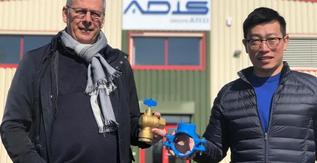 photo jean-luc bernard et yang zhao devant les locaux de leur entreprise, avec des pièces de fonte « made in china » mais assemblées près d’argentan. &copy; ouest-france