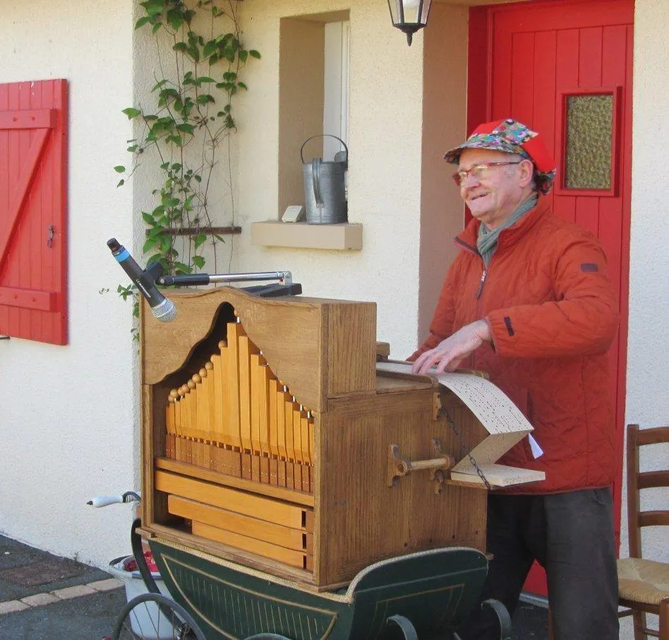 MaineetLoire Confinement. Guy joue de de Barbarie devant chez lui