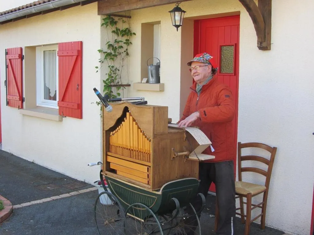 MaineetLoire Confinement. Guy joue de de Barbarie devant chez lui