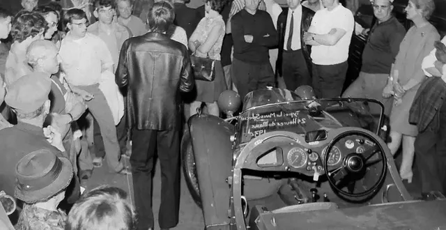 photo le commissaire-priseur s’apprête à vendre une magnifique singer de 1934, au grenier à sel. &copy; archives ouest-france