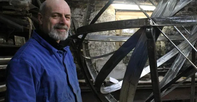 photo simon robinson présente son calendrier solaire inspiré de la grèce antique. &copy; ouest-france