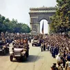 photo foule sur les champs élysées regardant les blindés de la 2e db, 26 août 1944