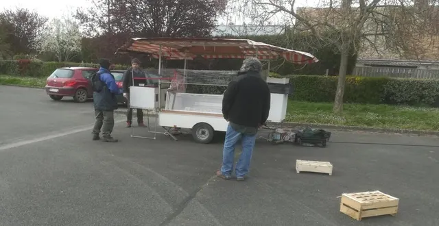 photo on respecte les gestes barrière au marché le vendredi soir. &copy; le maine libre