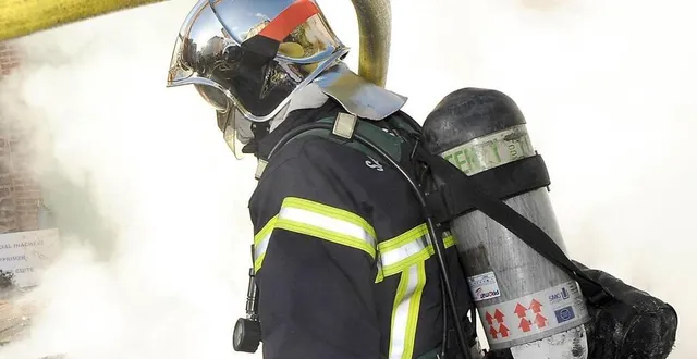 photo dix-huit pompiers venus de quatre casernes du bocage sont intervenus pour venir à bout de l’incendie à chanu, mercredi 8 avril 2020. &copy; archives ouest-france