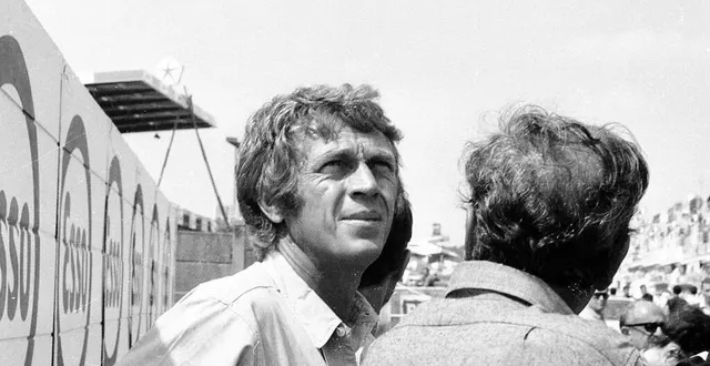 photo steve mcqueen parmi les spectateurs, au début de la ligne droite, en face des stands. &copy; archives ouest-france
