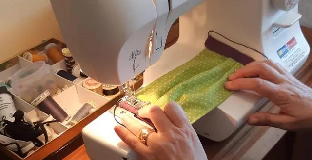 photo petites mains d’agnès au travail pour confectionner des masques à l’intention d’autres chalonnais. &copy; ouest-france