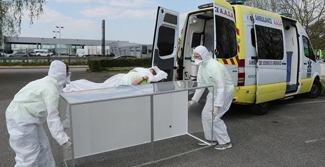 photo étape 1. le patient étant placé sur le brancard, les brancardiers prennent le dôme en plexiglas &copy; dr