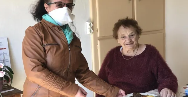 photo katia, gérante du relais des mousquetaires, propose la livraison des repas à domicile &copy; le maine libre