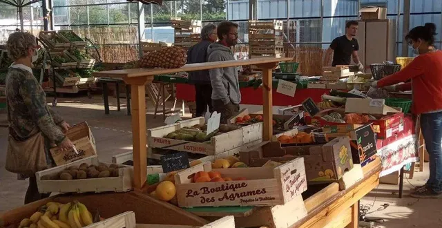 photo les cageots en bois sont bien garnis, les clients patientent devant les étals, et ce sont les producteurs eux-mêmes qui les servent &copy; le maine libre