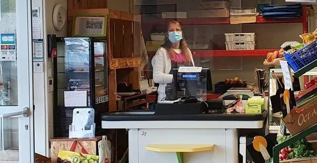 photo angélique bien protégée avec un masque et un écran de protection.