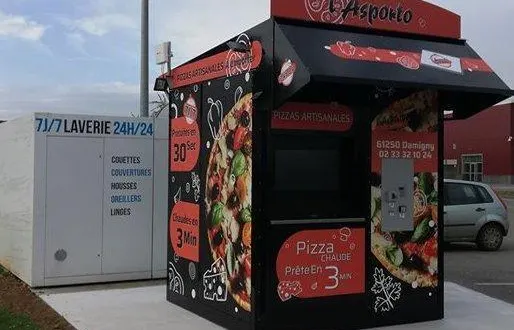 photo une nouvelle machine à distribuer des pizzas est disponible sur le parking du super-u à alençon. &copy; dr