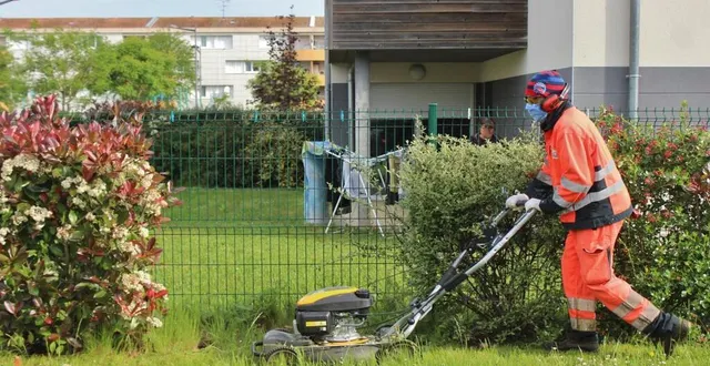 photo cholet, quartier jean-monnet, mardi 21 avril. aux espaces verts, jean-marc fait face à des herbes qui ont bien poussé, en un mois. mais il préfère travailler « que de rester entre quatre murs ». &copy; co – alexandre blaise