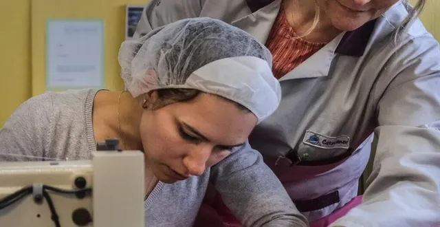 photo l’association adgesti se mobilise pour confectionner des surblouses. &copy; le maine libre – denis lambert