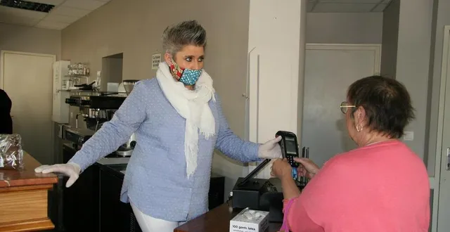 photo la maire de tresson, chantal buin (droite), inaugure la machine à carte bleue du commerce délicatresson tenu par géraldine vidal (gauche). sans la fibre, et donc internet, impossible de faire fonctionner la machine. &copy; ouest-france