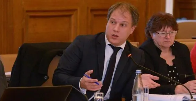 photo une partie du groupe « l’anjou en action, solidaire écologiste et citoyen solidaire », au conseil départemental, autour de grégory blanc. &copy; archives s. aubinaud