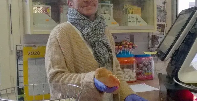 photo anita s’organise pour continuer à servir les clients qui rentrent un par un dans l’épicerie ouverte tous les matins sauf le mercredi. &copy; le maine libre