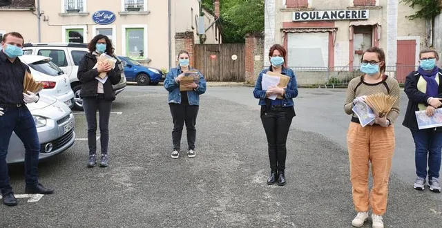 photo bénévoles équipés, gants et masques, lors de la distribution. &copy; le maine libre