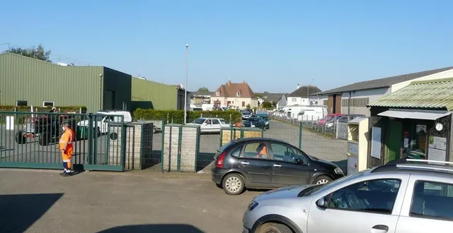 photo sur le site de la déchetterie, quatre véhicules sont autorisés à entrer en même temps.  &copy; le maine libre