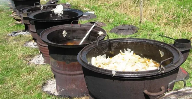 photo lors de la fête à l’ancienne, les bénévoles amènent les chaudrons afin de préparer le repas campagnard qui rassemble entre 1 000 et 2 000 participants. &copy; archives ouest-france