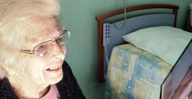 photo jeannine legeay, résidente unité des capucines, communique en direct avec ses proches grâce à la tablette. &copy; dr