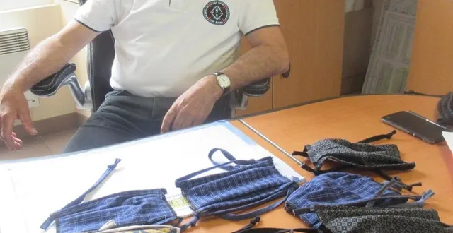 photo le maire, bruno boulay présente les masques distribués à la population. &copy; le maine libre