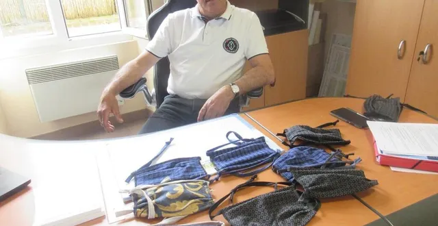 photo le maire, bruno boulay présente les masques distribués à la population. &copy; le maine libre