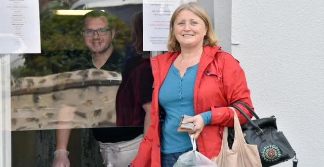 photo derrière le plexiglas installé à sa fenêtre, fabien assure le service. &copy; le maine libre