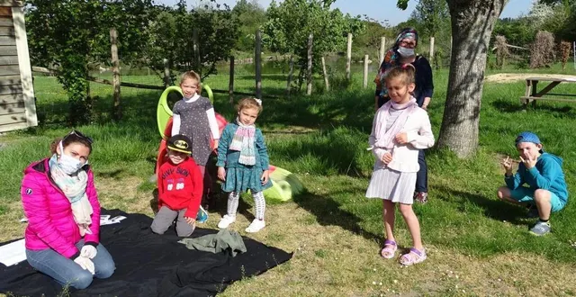 photo la couverture dépliée à l’ombre du tilleul de la becquée. les enfants sont heureux de jouer à divers jeux de société. &copy; le maine libre