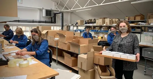 photo audrey régnier (à droite) et une partie des salariés de la manufacture bohin, dans leurs locaux de saint-sulpice-sur-risle, dans l’orne. &copy; dr