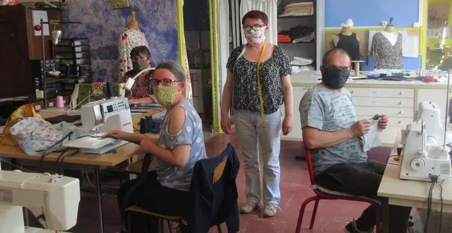 photo en trois semaines, valérie le gall (debout) et les bénévoles ont réalisé environ 1 000 masques. &copy; le maine libre