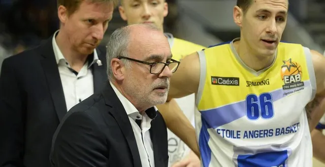 photo laurent buffard, le coach de l’eab, a remplacé jérémy bichard par kevin thalien &copy; photo co - jérôme hurstel