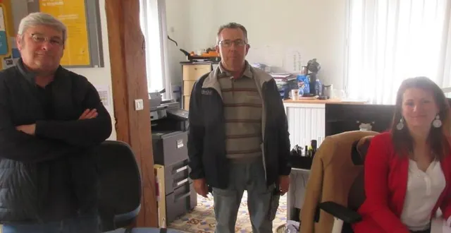 photo le maire daniel rocheron (au centre), joël tabareau et amélie boudon préparent le déconfinement. &copy; le maine libre