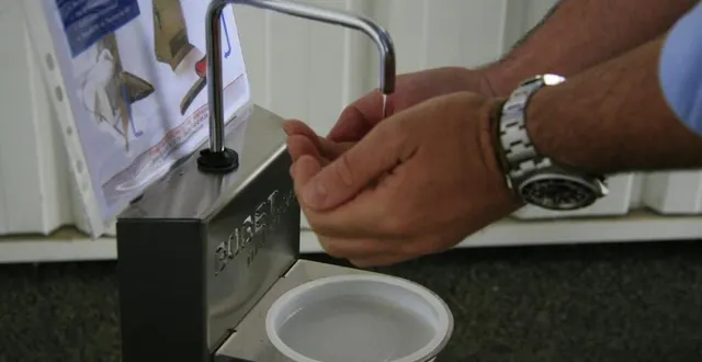 photo le sarthois bobet matériel a conçu un distributeur de gel hydroalcoolique sans contact. la demande est forte. à gauche, jérôme bobet, le pdg du groupe du même nom. &copy; ouest-france