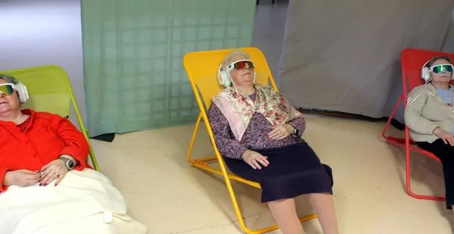 photo de gauche à droite : mme pilisser, mme férette et mme chauvin expérimentent les lunettes psio tout en respectant les consignes de confinement. &copy; ouest-france