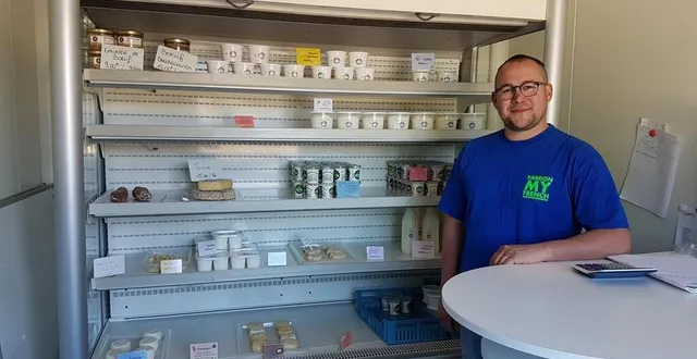 photo florian petit, cogérant de la ferme de la ginglinière, vend ses produits laitiers directement à la ferme. &copy; le maine libre
